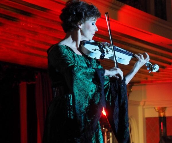 Julia Graeber an der weißen Violine