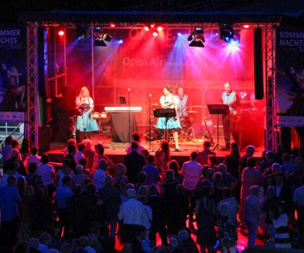 Live-Band spielt bei Open-Air-Konzert